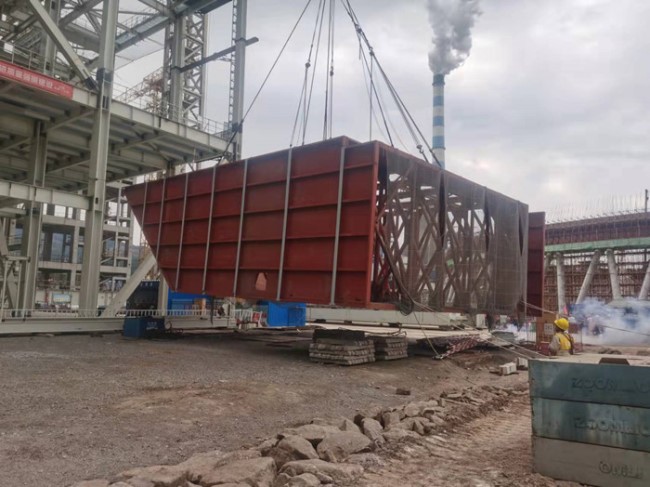 国能重庆项目1号机组锅炉大灰斗顺利吊装完成