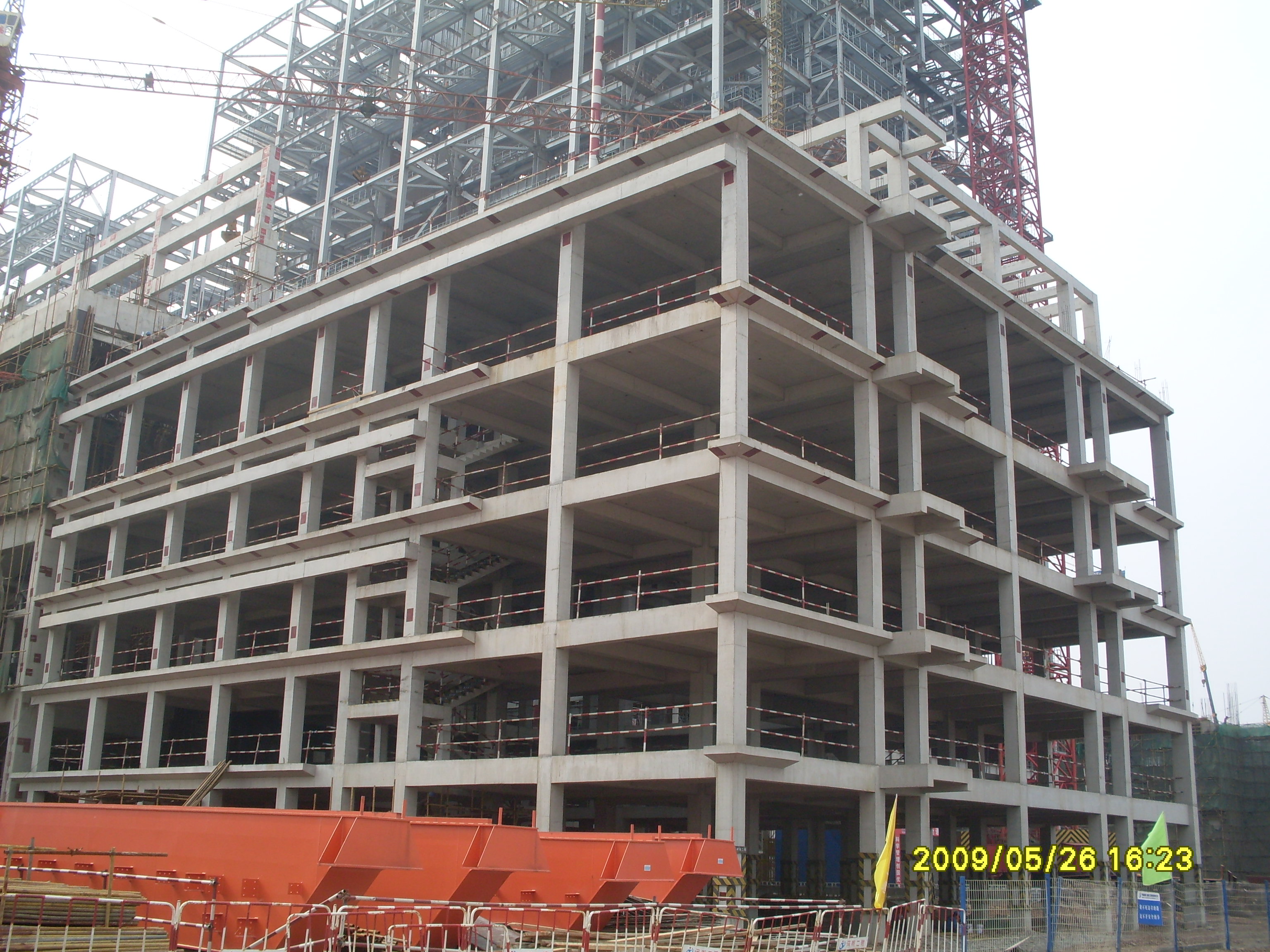 厂房混凝土框架内实外光,埋件安装表面平整