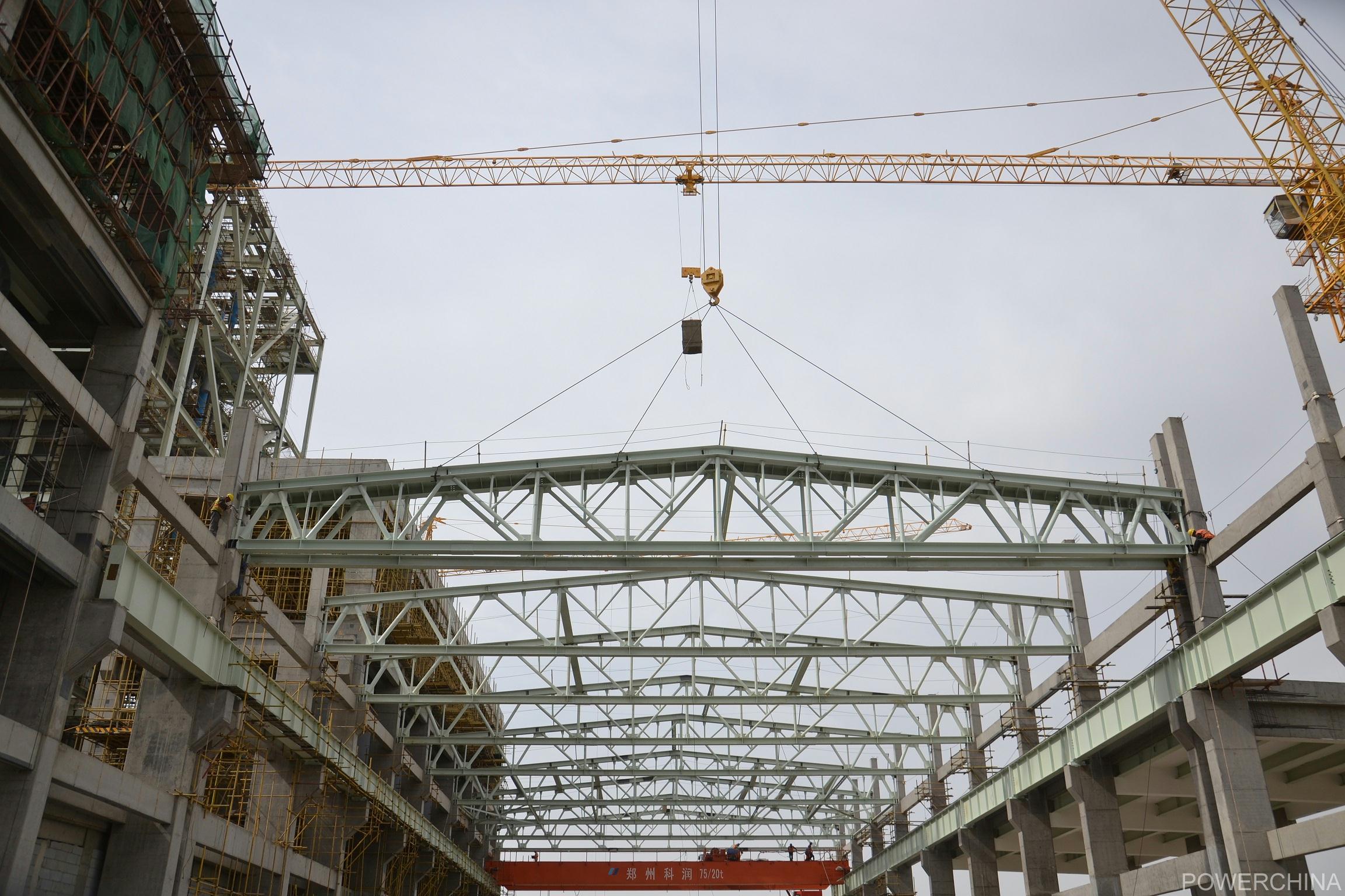 华电吐鲁番项目#2机组主厂房第一榀钢屋架吊装就位