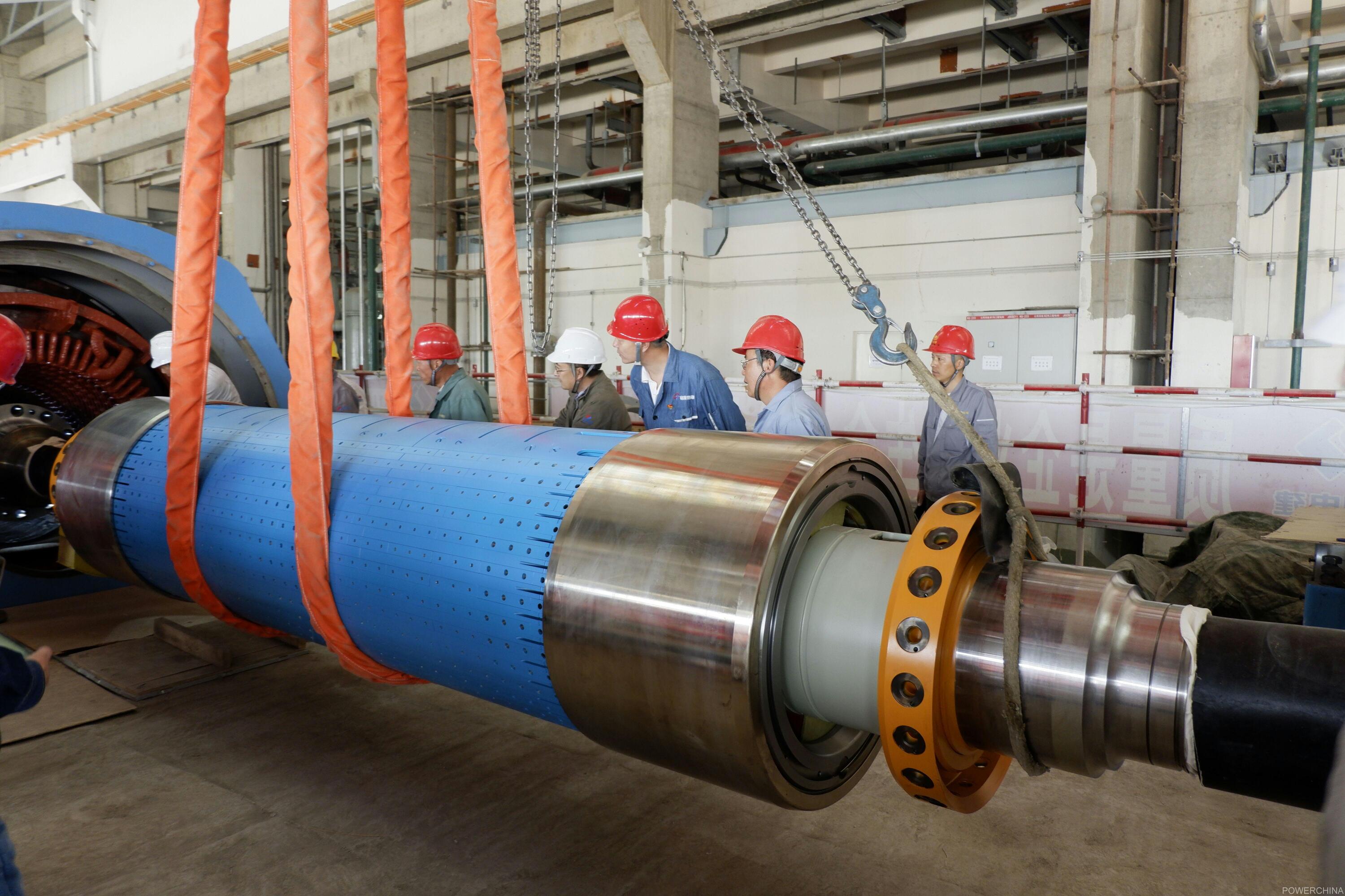 赤峰富龙项目发电机转子穿装完成