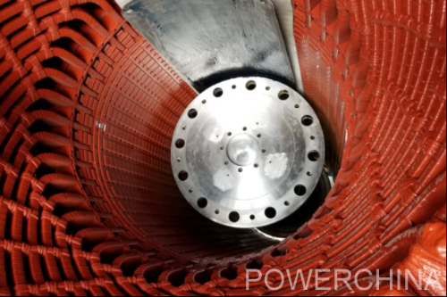 苏淮高新项目发电机转子穿装完成