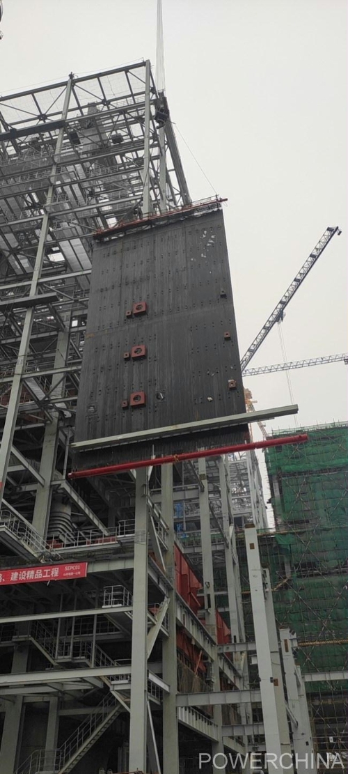 鲁西项目#2锅炉左侧包墙过热器开始吊装